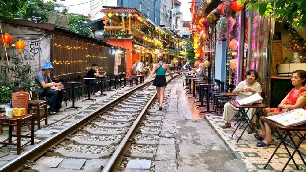 Walk along Train Street to experience the vibrant life of the area (Source: Internet)